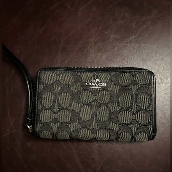 Coach wristlet/wallet. - Picture 1 of 4